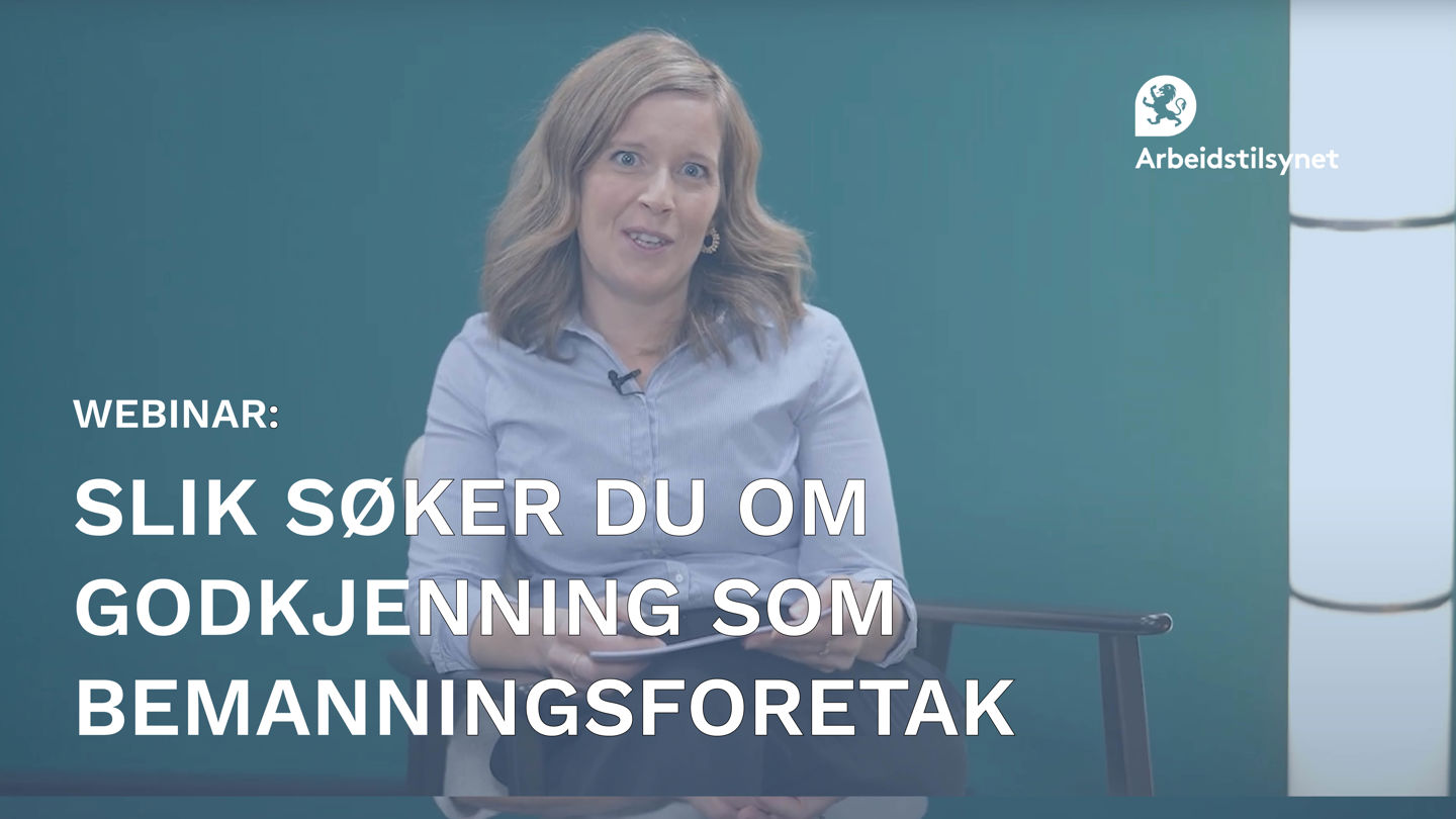 Bilde fra webinaret av programleder Trine Aaen. Hun sitter i en stol og ser inn i kamera.