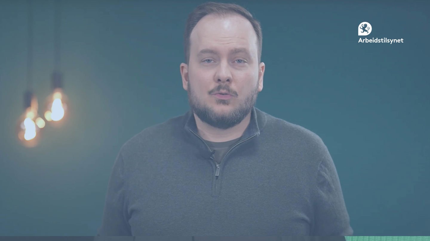 Bilde fra webinaret av programleder Hans Petter. Han ser rett i kamera og snakker. 